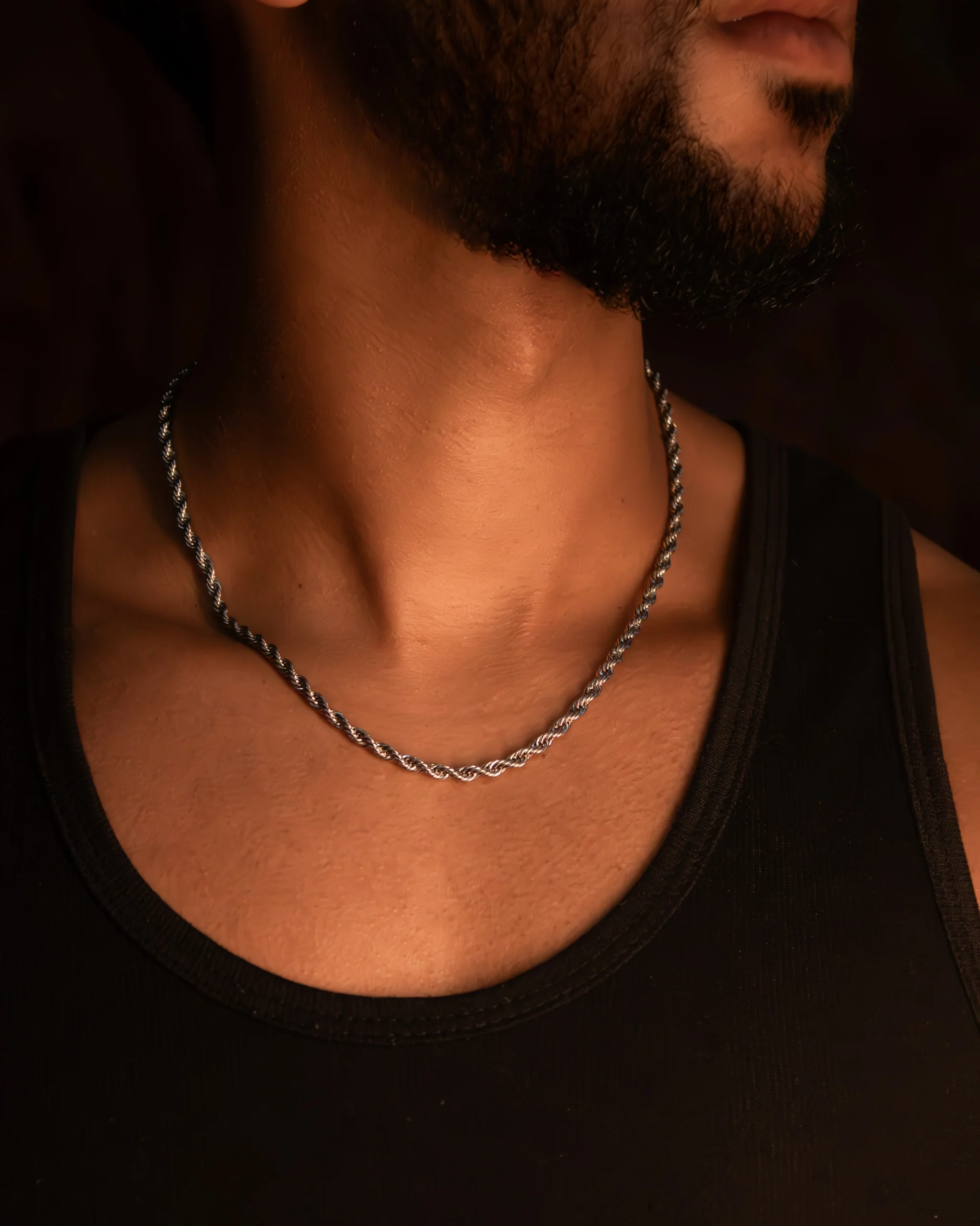 Modelo con cadenas y pulsera Valha de acero 316L