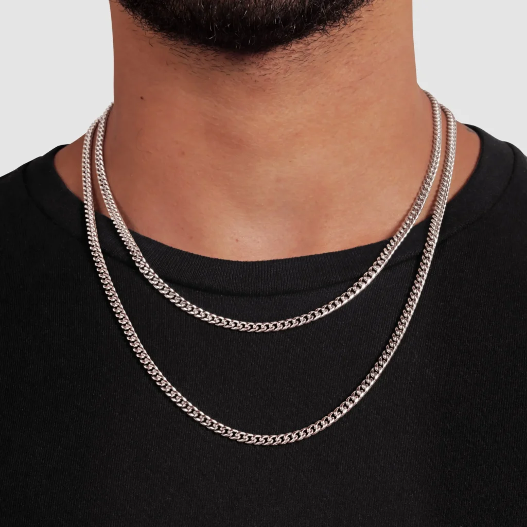 Cadena Cubana de acero en dos largos sobre el mismo cuello: 50 cm arriba y 60 cm abajo