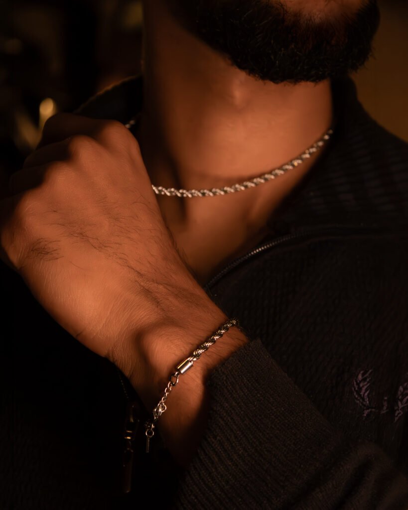 Modelo con cadenas y pulsera Valha de acero 316L