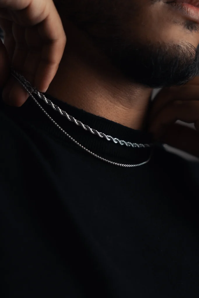 Modelo con cadenas y pulsera Valha de acero 316L