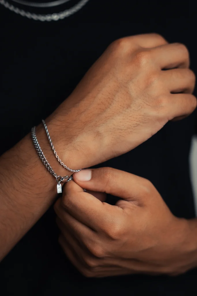 Modelo con cadenas y pulsera Valha de acero 316L