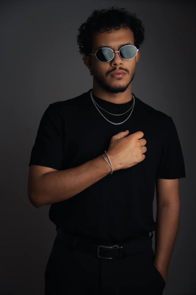 Modelo con cadenas y pulsera Valha de acero 316L