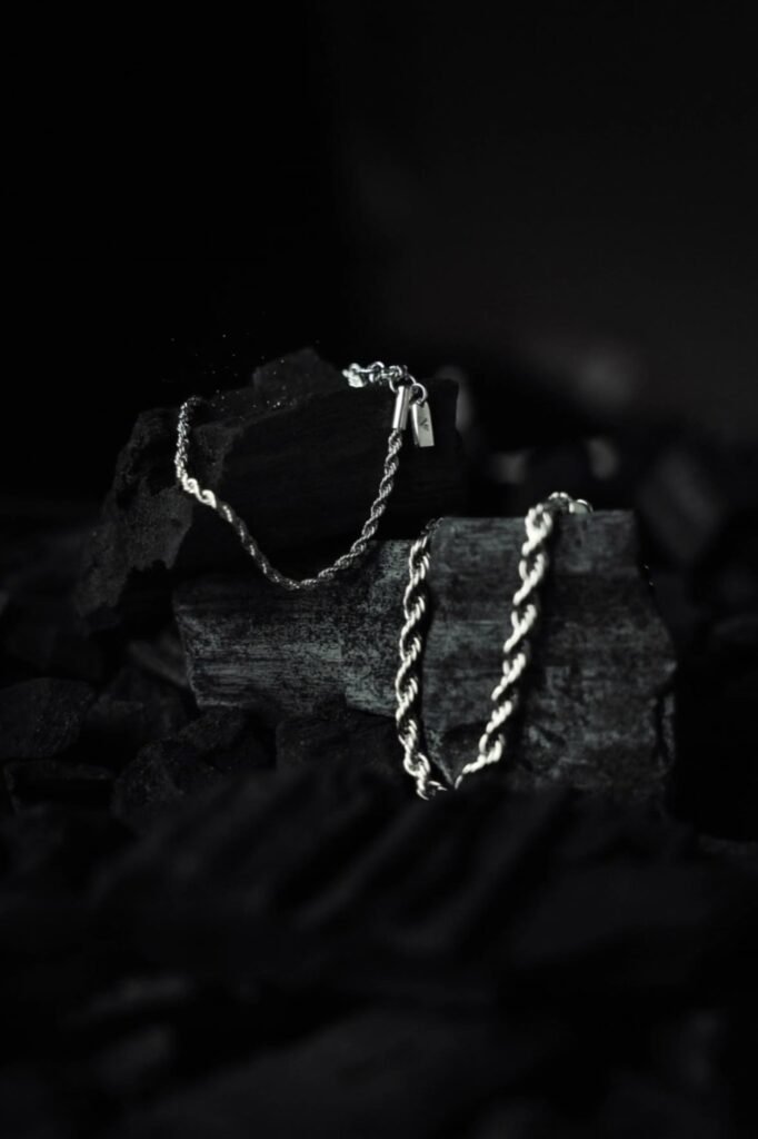 Pulseras Lazo de acero sobre carbón, fotograma del video Valha